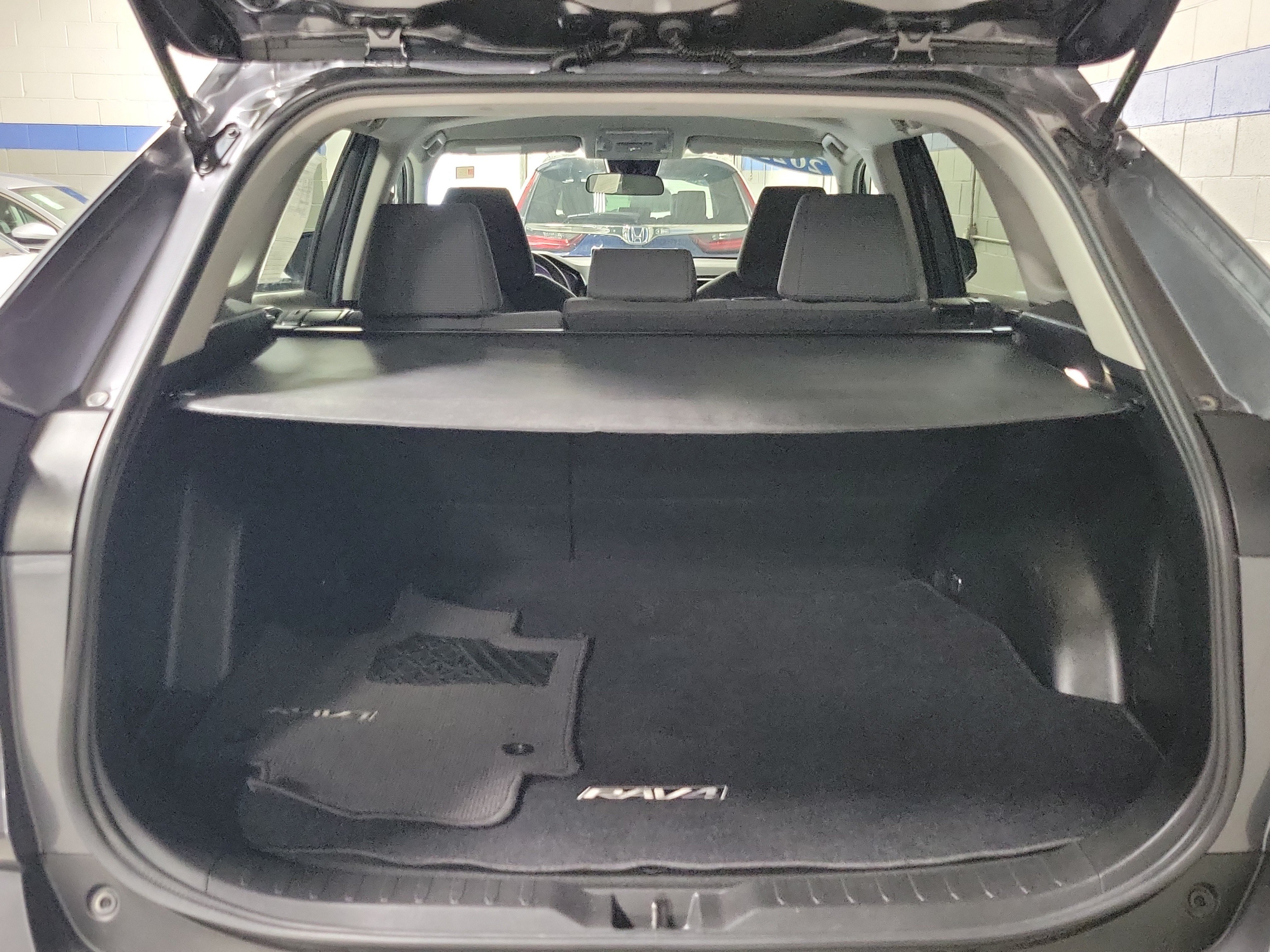 Used 2022 Toyota RAV4 LE AWD/4WD image 10