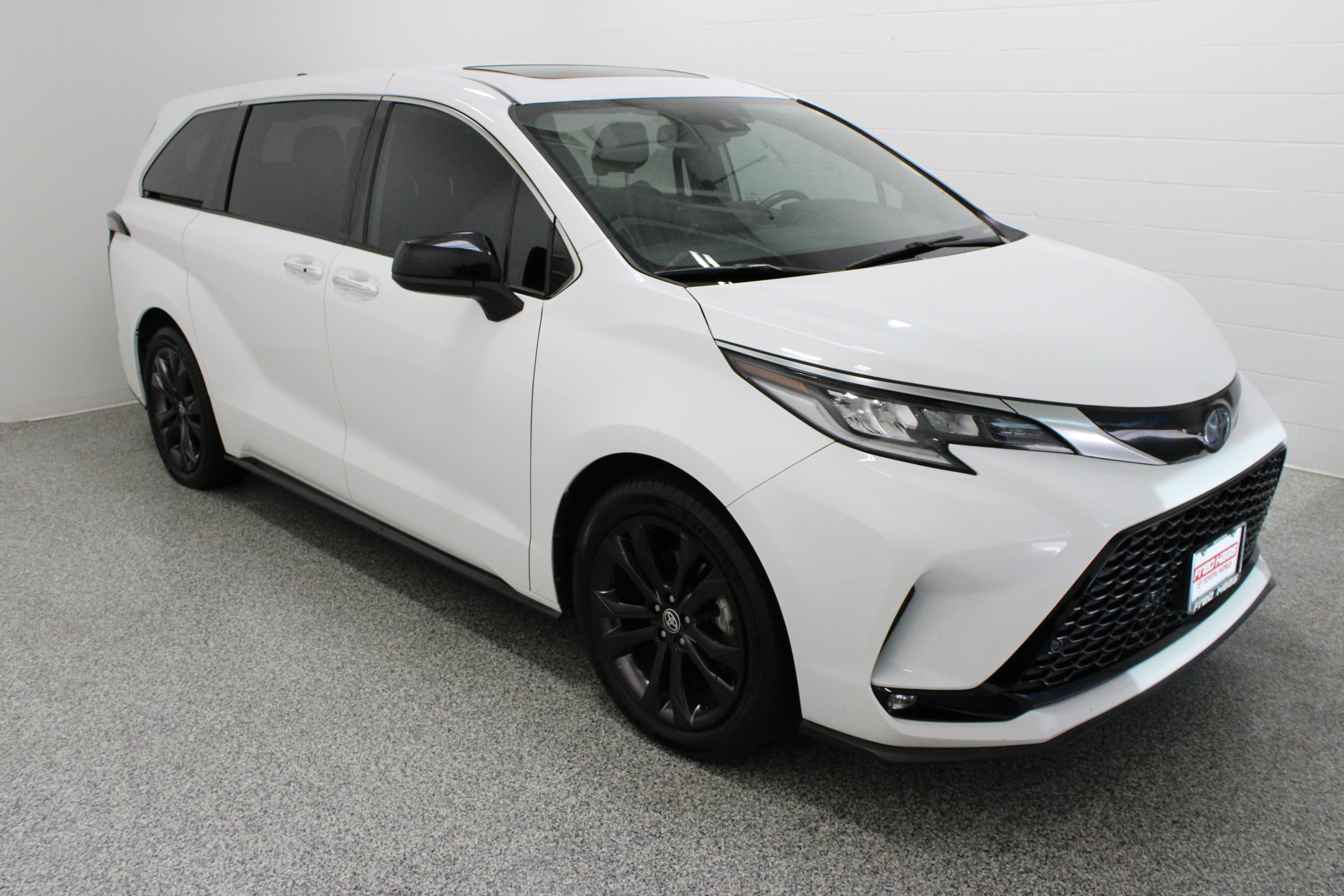 Used 2023 Toyota Sienna XSE FWD image 4