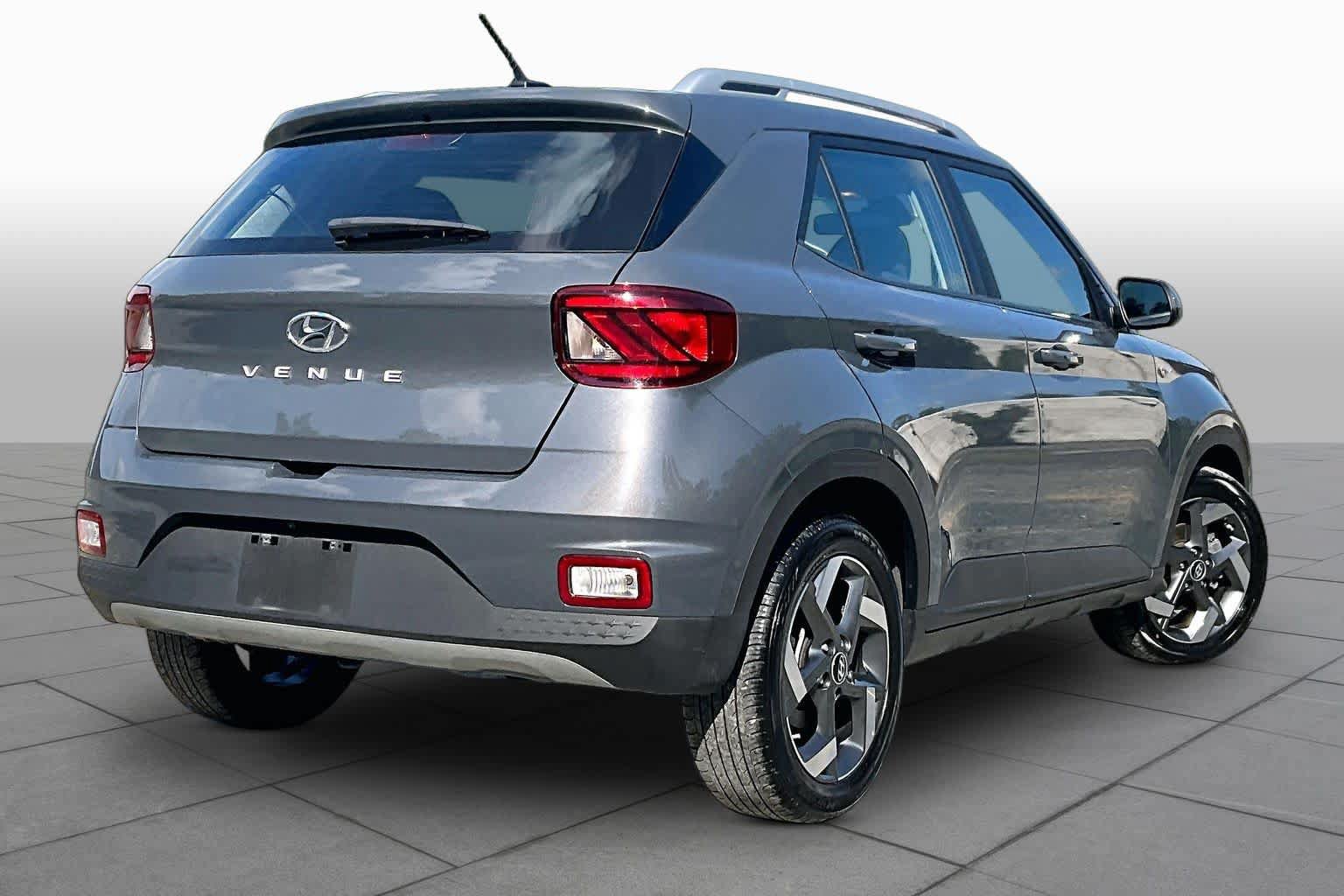Used 2025 Hyundai Venue SEL FWD image 13
