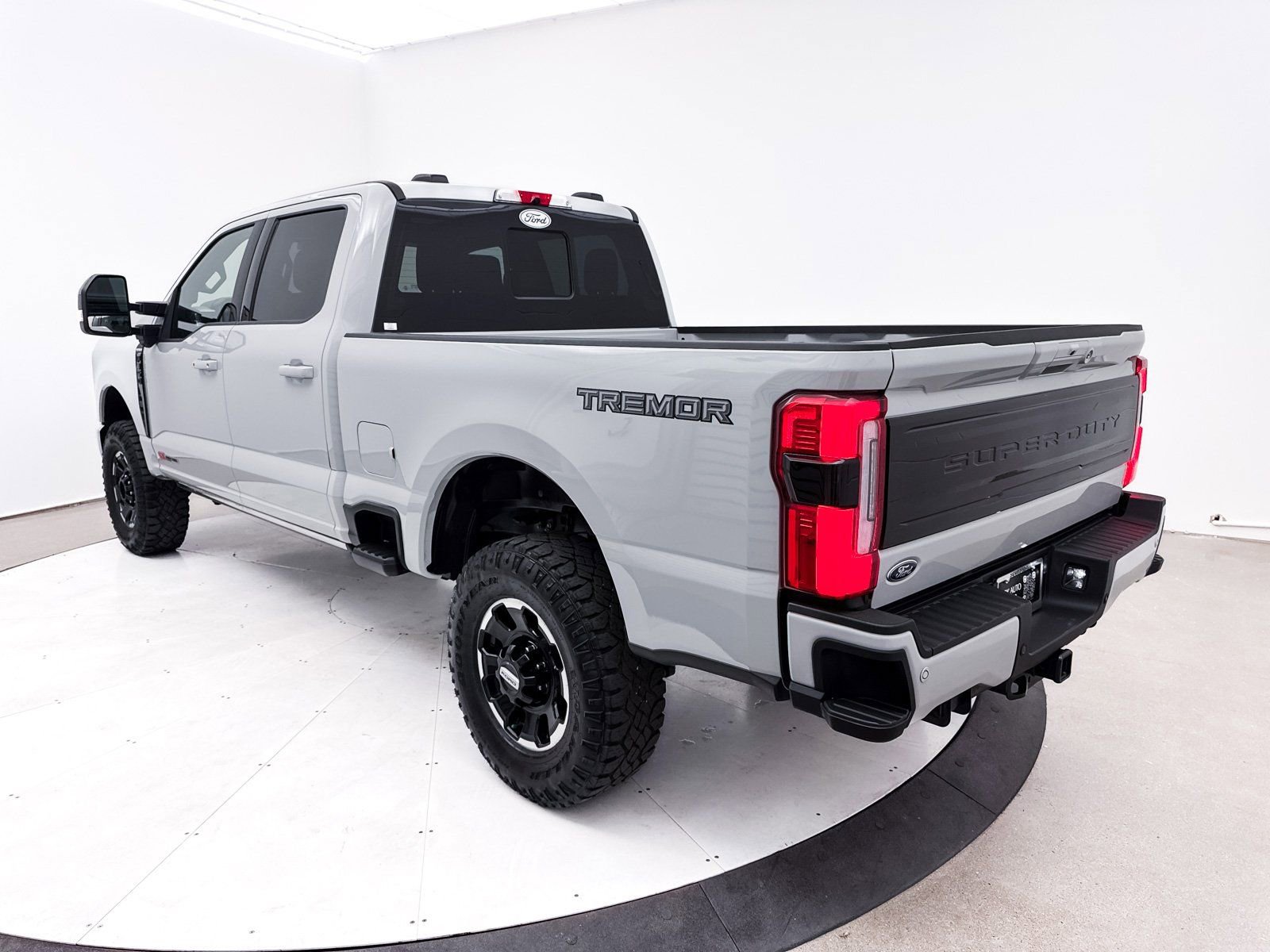 Used 2025 Ford F350 Platinum w/ Tremor Off-Road Package image 18