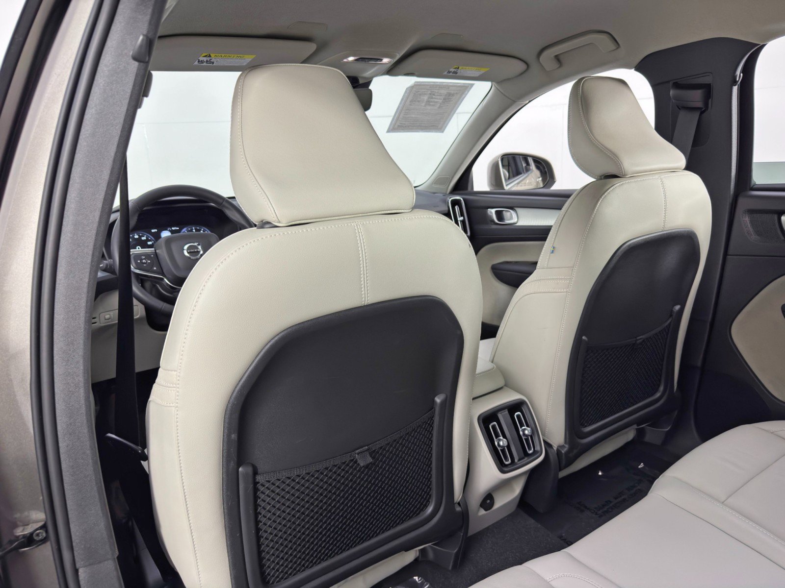 Used 2022 Volvo XC40 T5 Momentum w/ Premium Package image 34