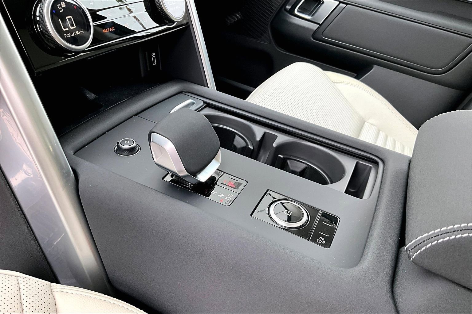New 2026 Land Rover Discovery Limited Edition image 8