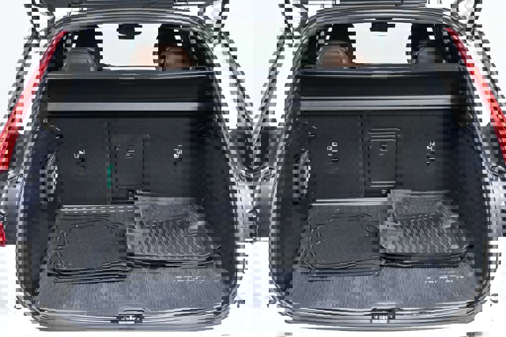 Certified 2024 Volvo XC60 B5 Plus w/ Protection Package Premier AWD/4WD image 30