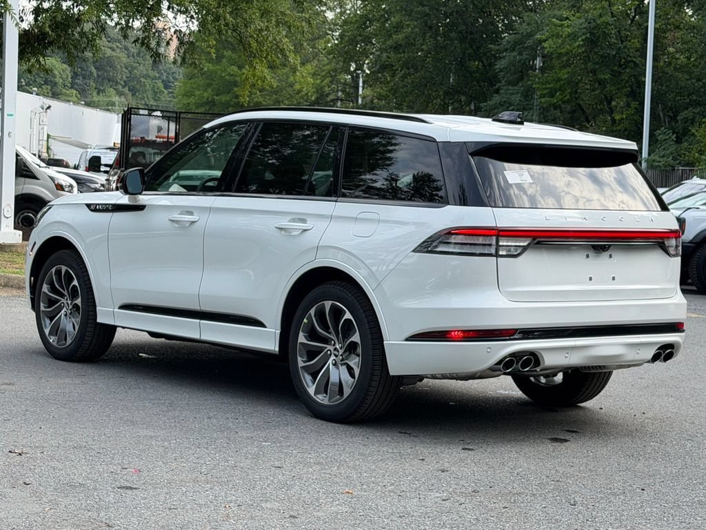 New 2026 Lincoln Aviator AWD w/ Jet Appearance Package image 4