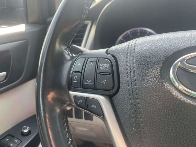 Used 2017 Toyota Highlander XLE AWD/4WD image 25