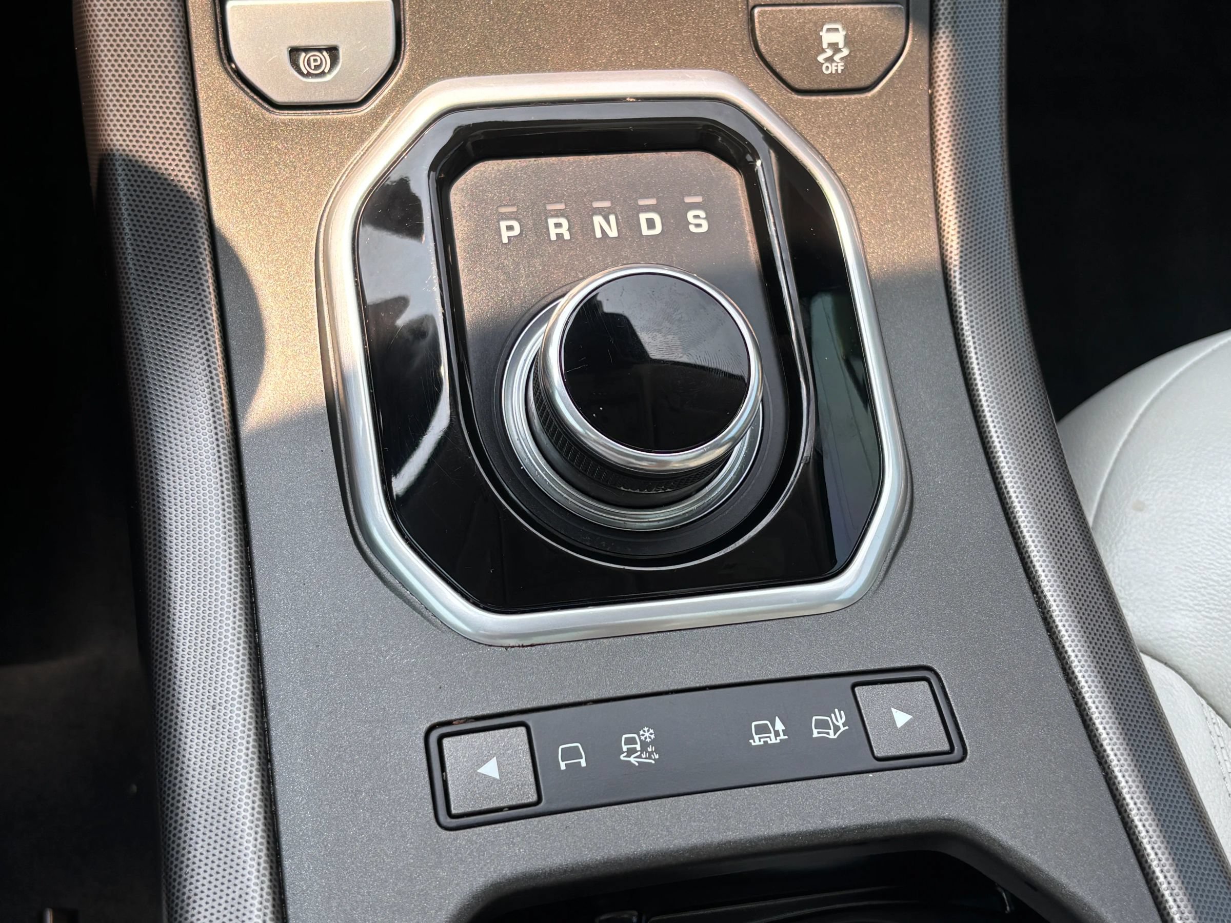 Used 2018 Land Rover Range Rover Evoque SE AWD/4WD image 25