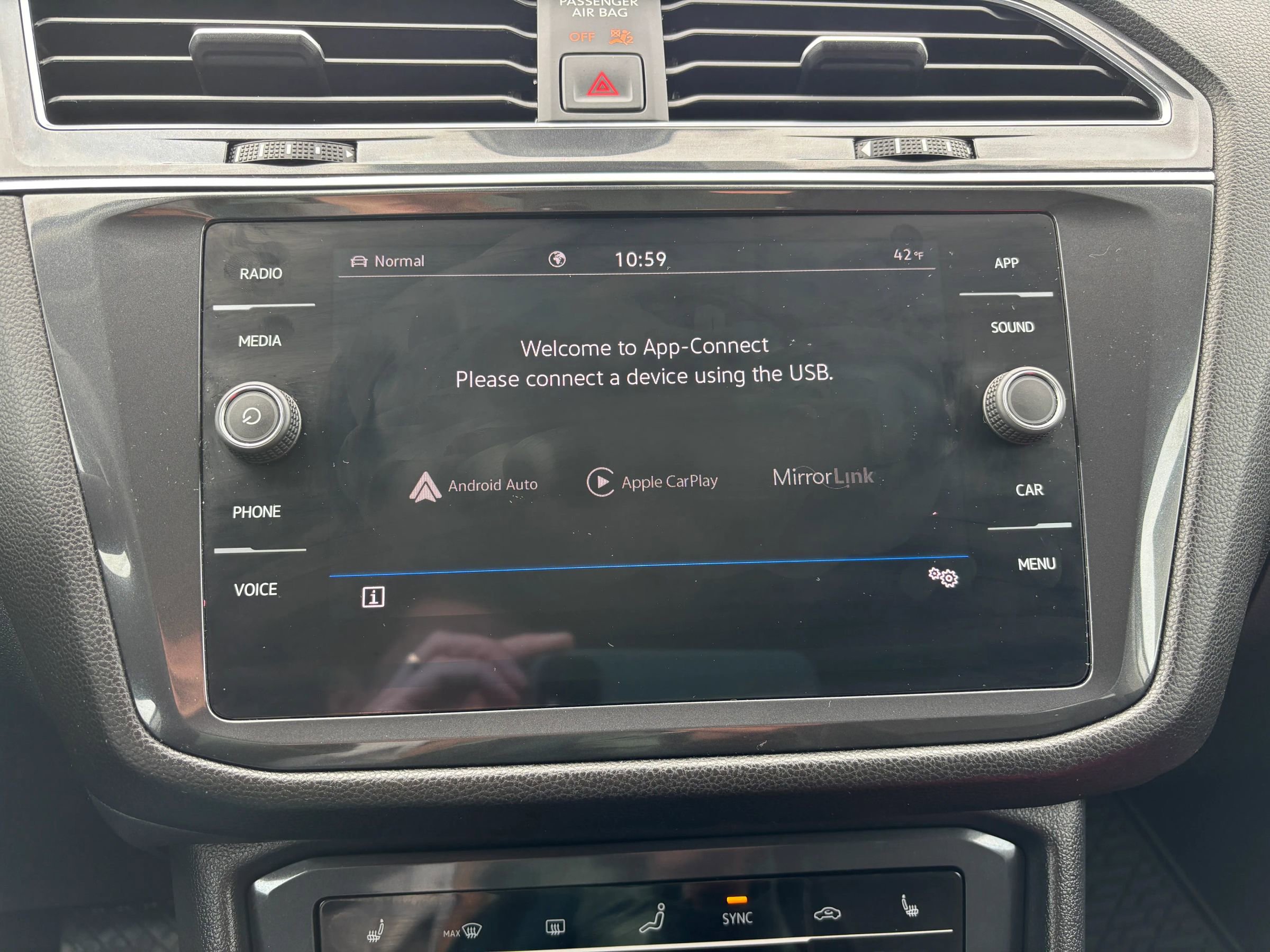 Used 2022 Volkswagen Tiguan SE image 37