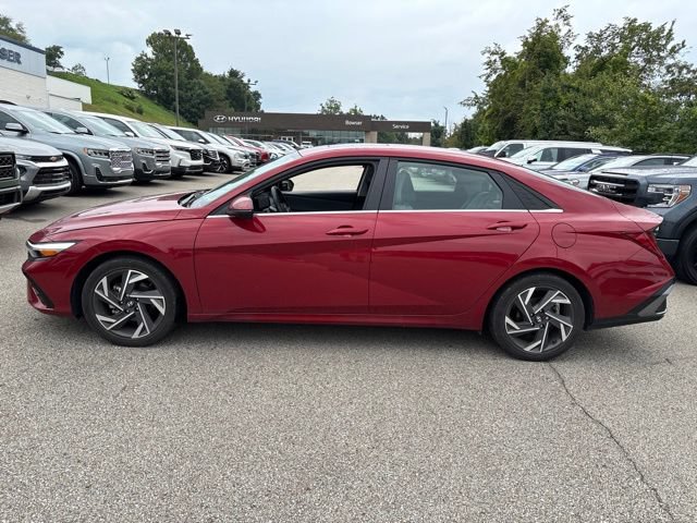 Used 2025 Hyundai Elantra Limited FWD image 2
