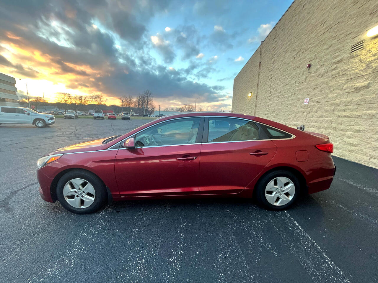 Used 2016 Hyundai Sonata SE image 2