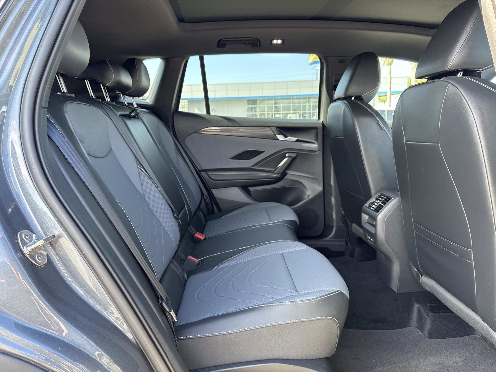 Used 2025 Volkswagen Tiguan SE R-Line image 29