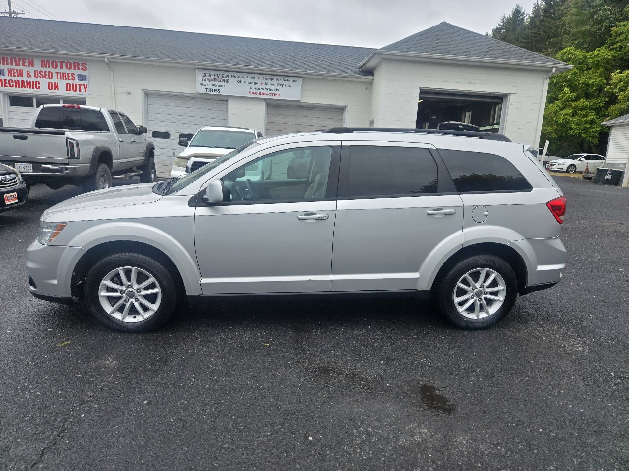 Used 2013 Dodge Journey SXT w/ Flexible Seating Group image 2