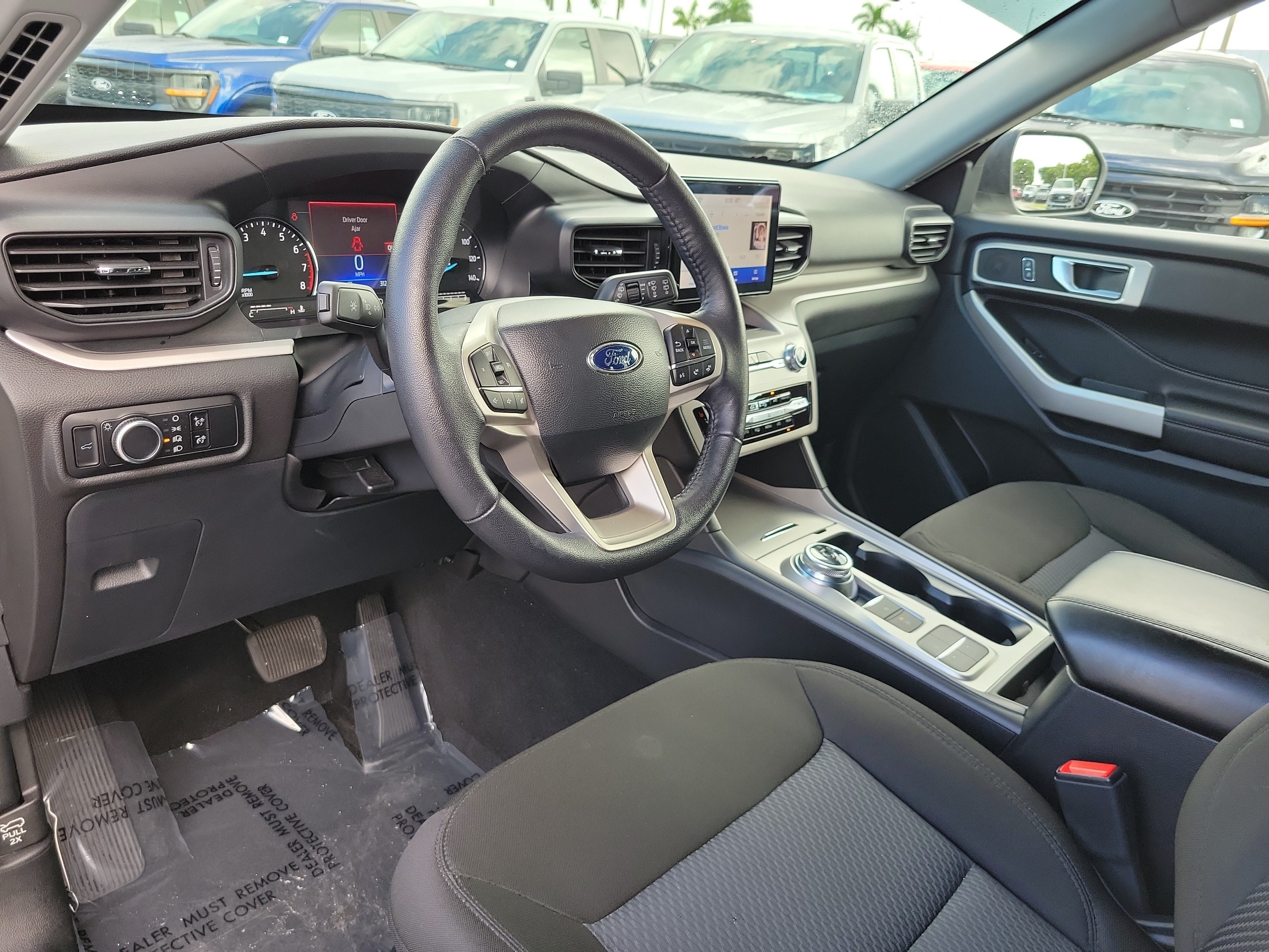 Used 2024 Ford Explorer XLT RWD image 9