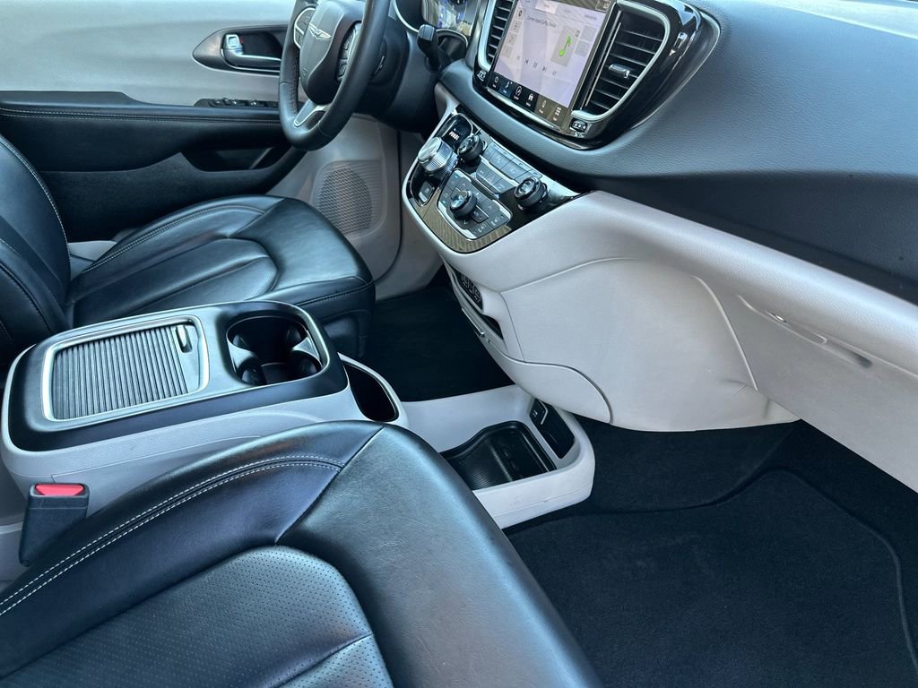 Used 2023 Chrysler Pacifica Touring-L image 16