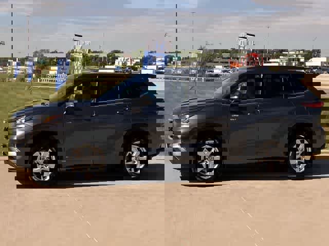 Used 2020 Toyota Highlander LE AWD/4WD image 4