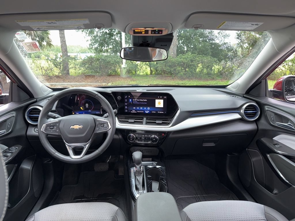 Used 2024 Chevrolet Trax LT w/ LT Convenience Package FWD image 16