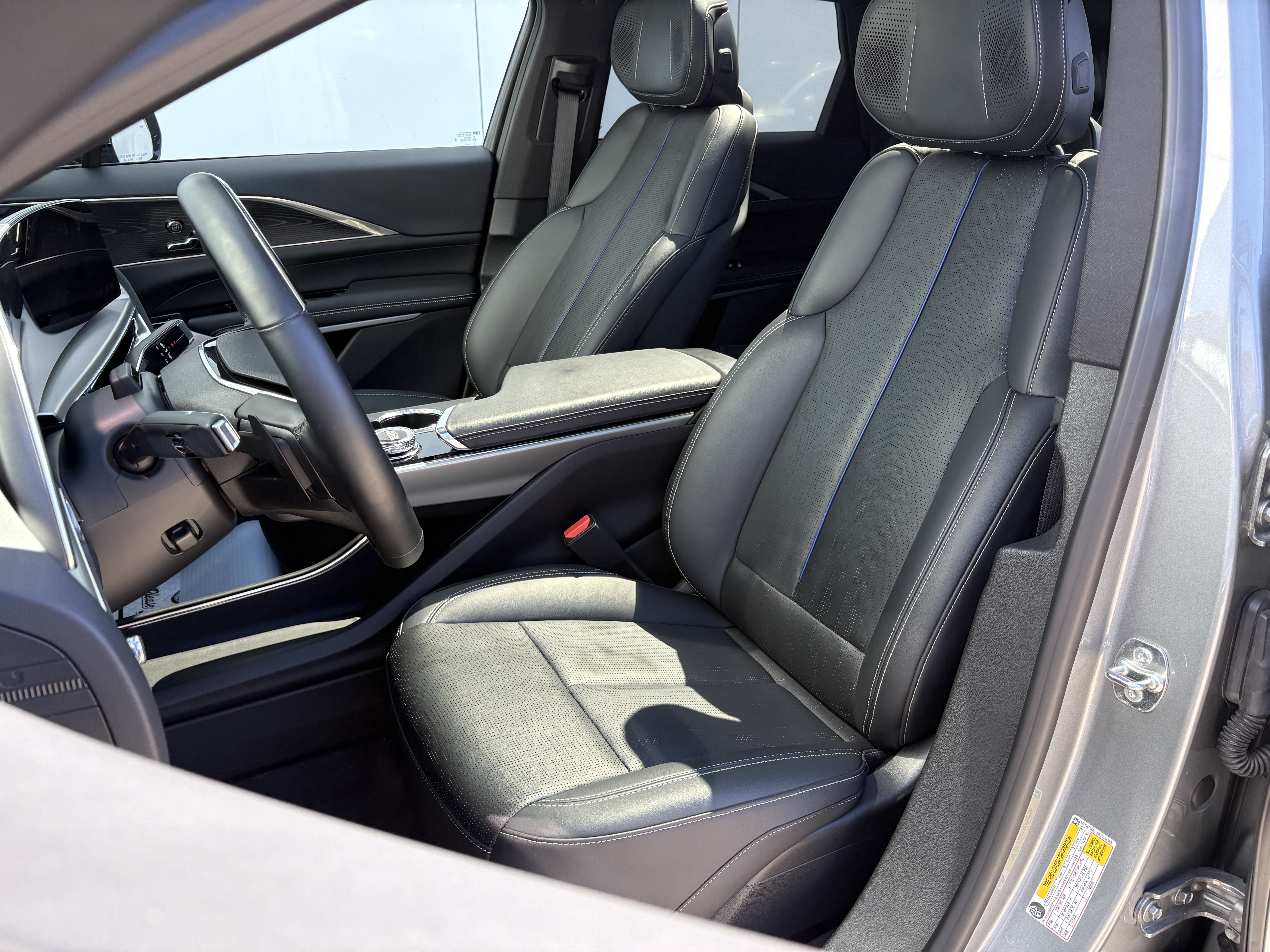 Used 2024 Cadillac Lyriq Luxury AWD/4WD image 11