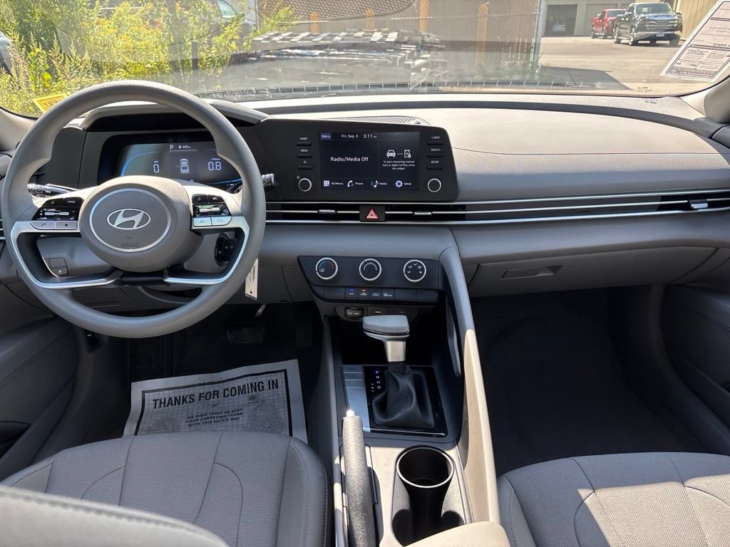 Certified 2025 Hyundai Elantra SE FWD image 17