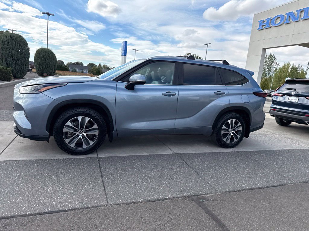 Used 2024 Toyota Highlander XLE AWD/4WD image 12