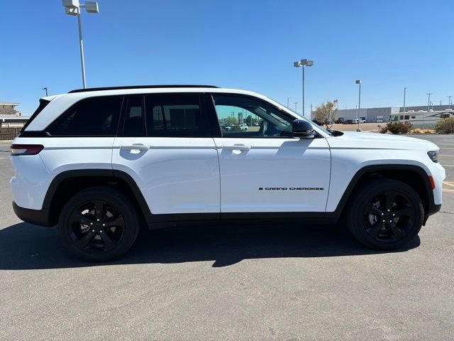 Used 2024 Jeep Grand Cherokee Altitude AWD/4WD image 8