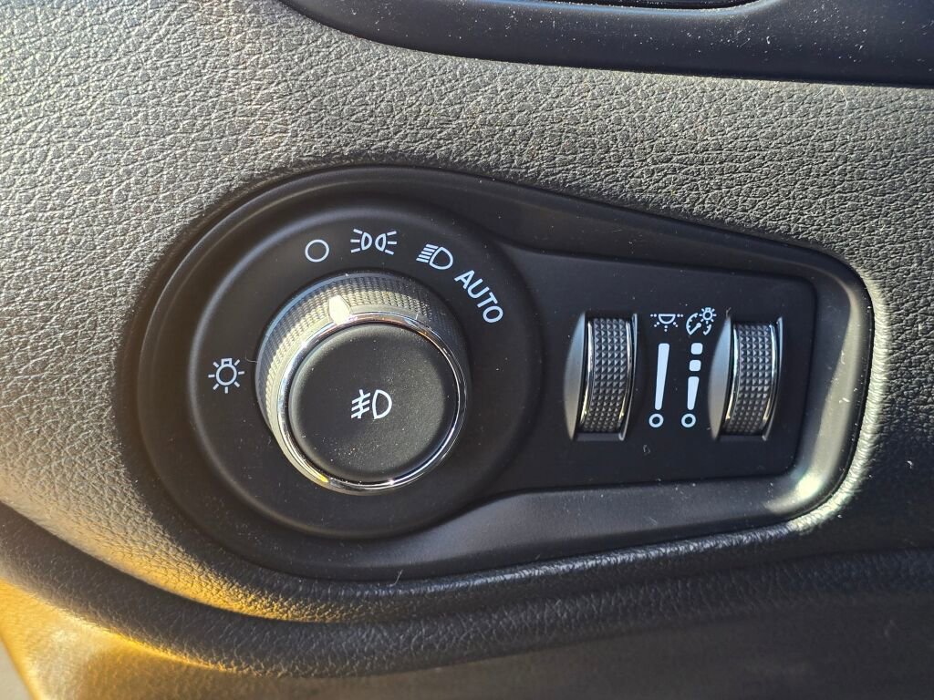 Used 2018 Jeep Renegade Altitude AWD/4WD image 25