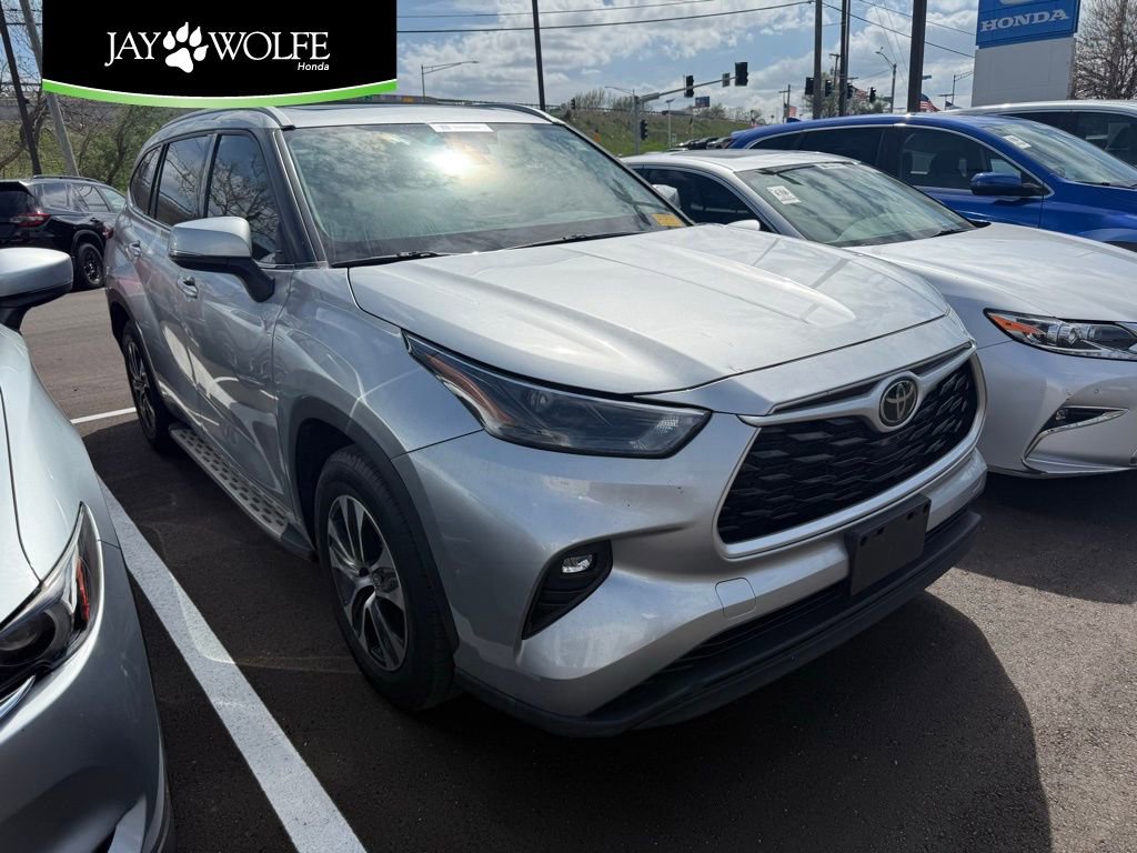 Used 2022 Toyota Highlander XLE FWD image 1