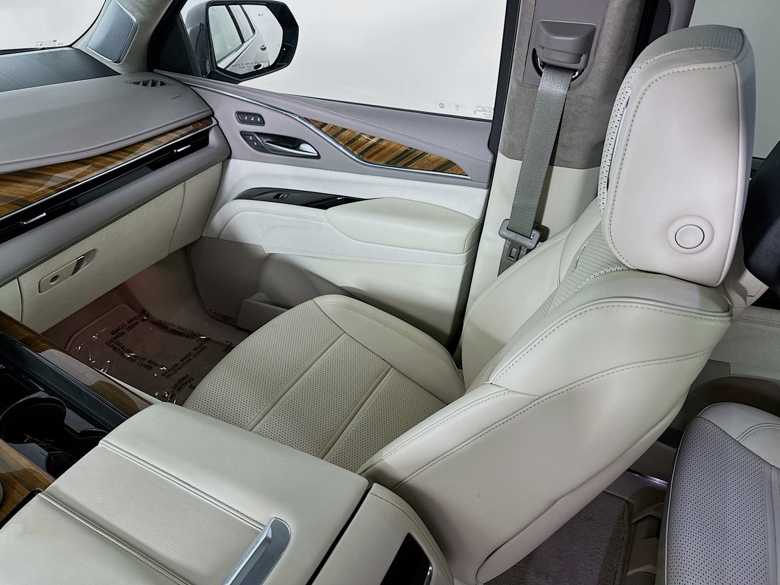 Used 2024 Cadillac Escalade Premium Luxury Platinum AWD/4WD image 25
