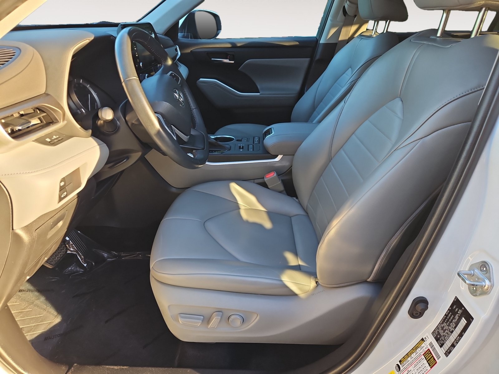 Used 2022 Toyota Highlander XLE AWD/4WD image 9