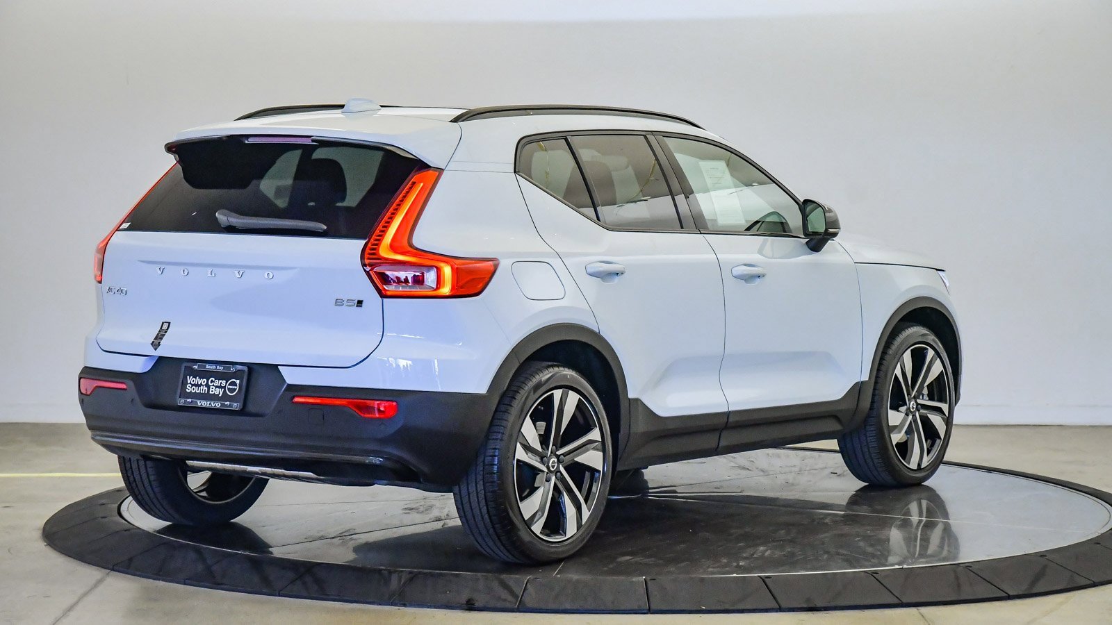 Certified 2025 Volvo XC40 B5 Plus w/ Climate Package image 5
