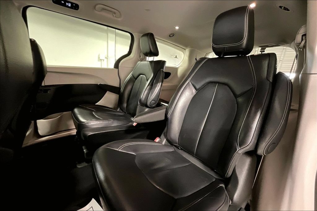 Used 2022 Chrysler Pacifica Touring-L FWD image 32