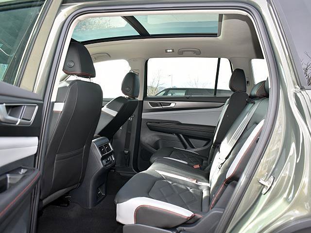 New 2026 Volkswagen Atlas Peak Edition image 8