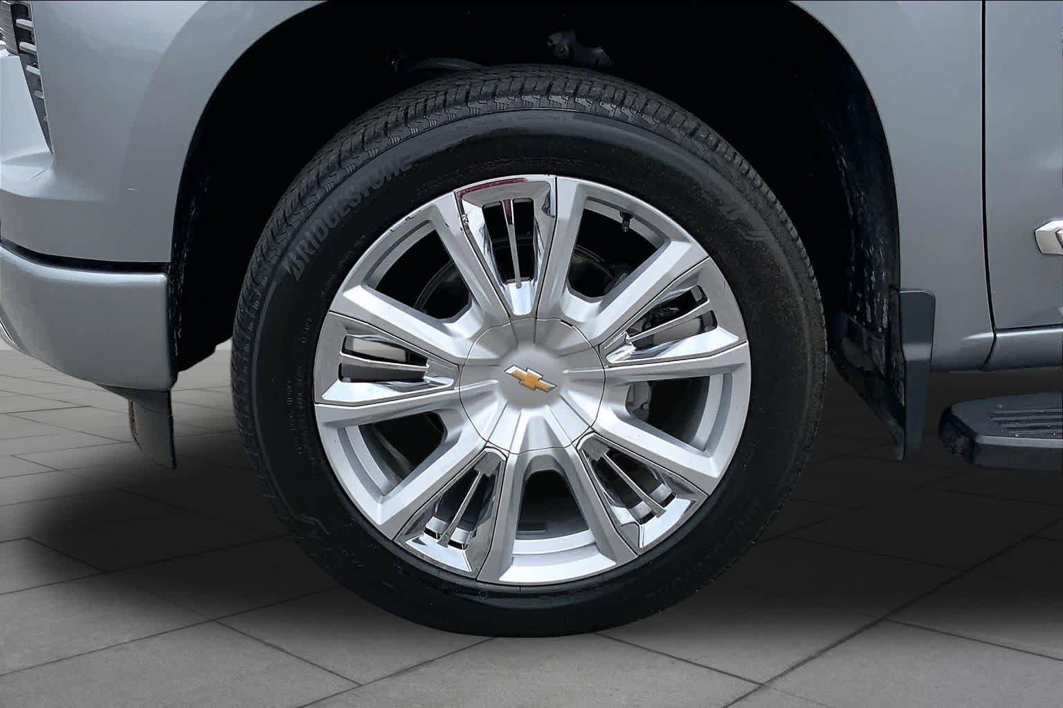 Used 2023 Chevrolet Silverado 1500 High Country w/ High Country Premium Package AWD/4WD image 11