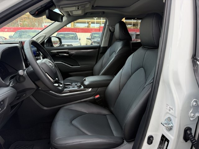 Used 2026 Toyota Highlander Limited AWD/4WD image 29