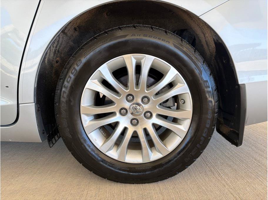 Used 2014 Toyota Sienna XLE FWD image 33
