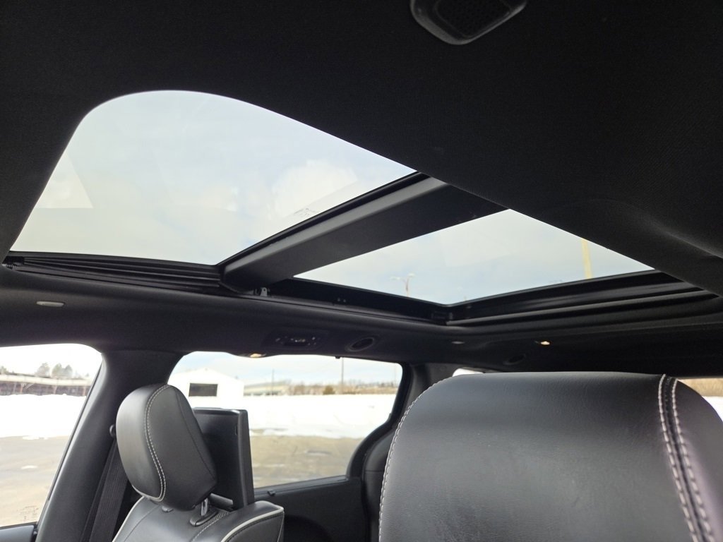 Used 2023 Chrysler Pacifica Limited w/ Uconnect Theater Family Group image 6