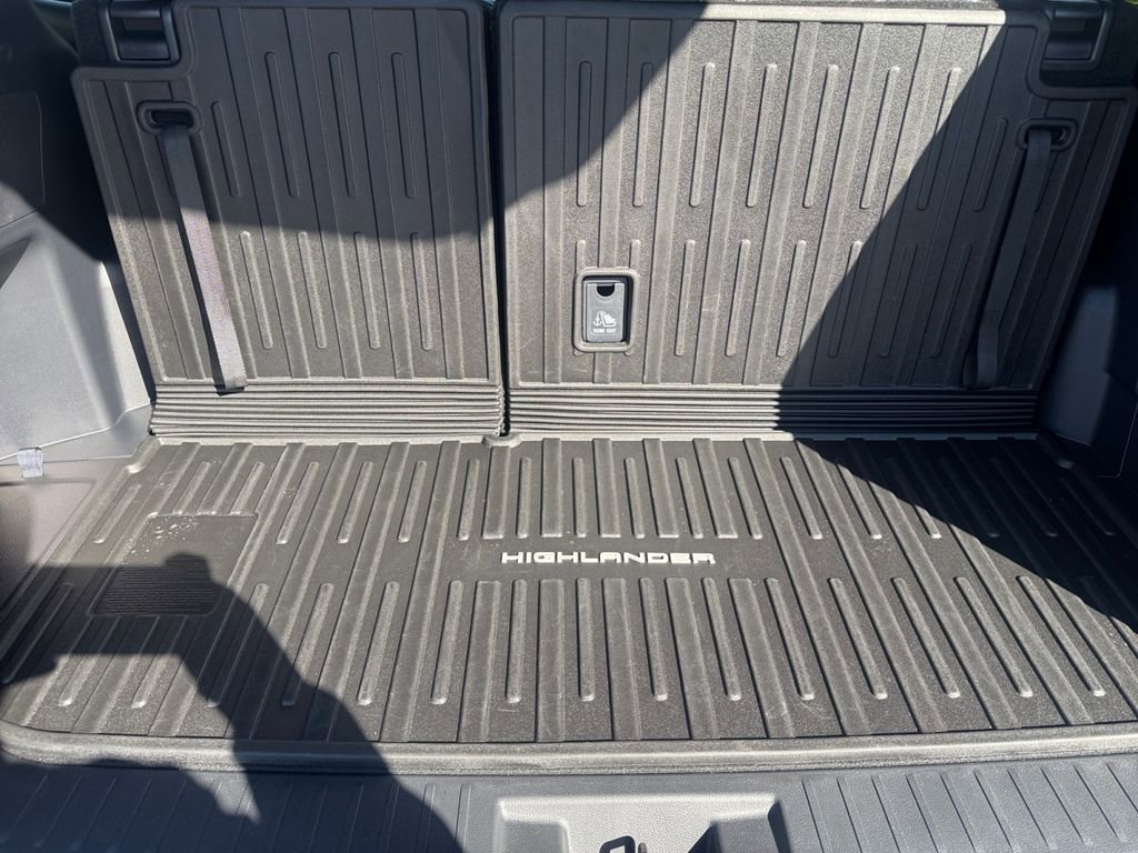 Used 2026 Toyota Highlander XLE image 16