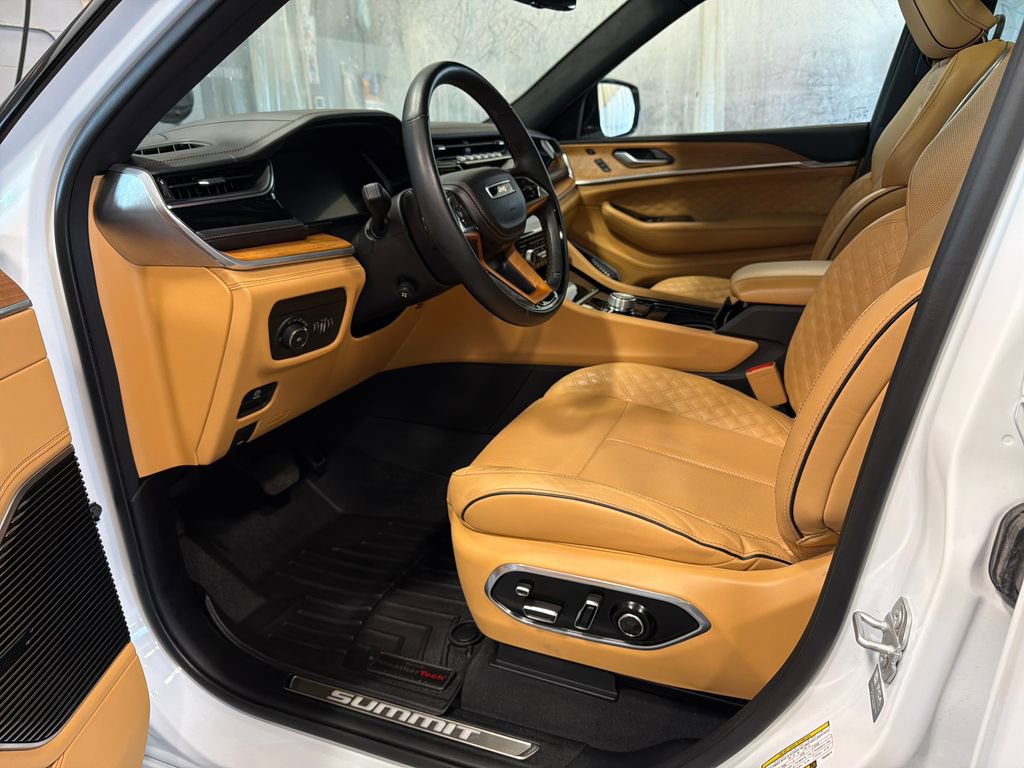 Used 2023 Jeep Grand Cherokee L Summit AWD/4WD image 4