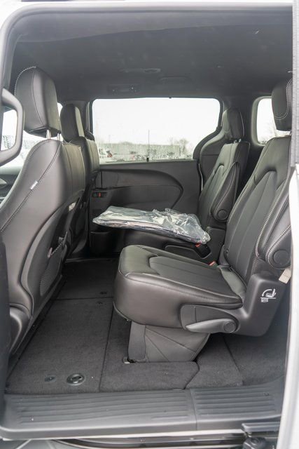 New 2026 Chrysler Pacifica Select image 11