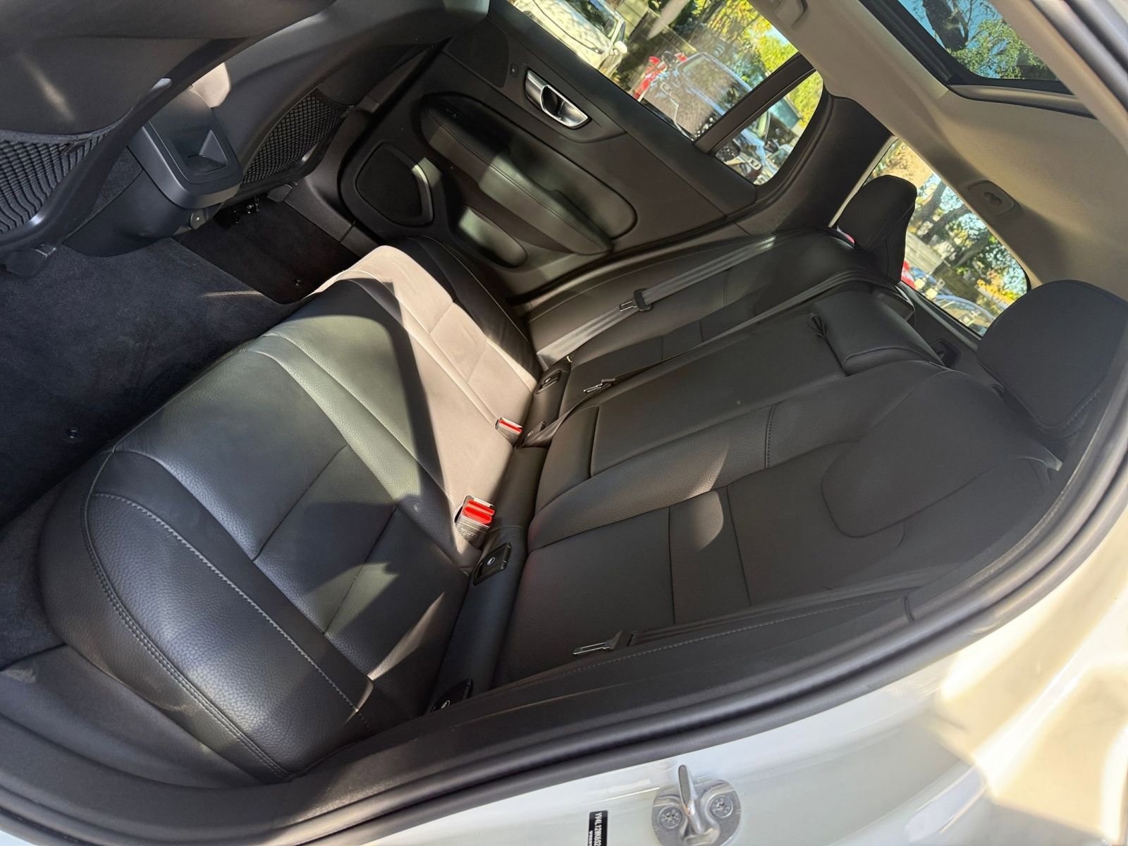 Used 2025 Volvo V60 B5 Cross Country Plus image 32