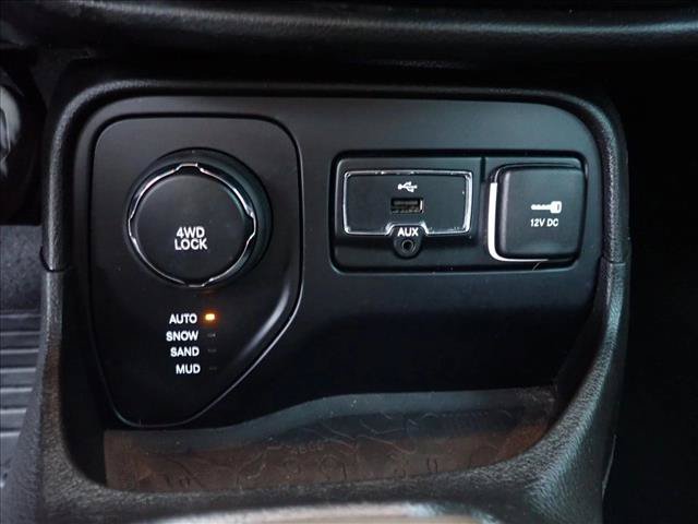 Used 2017 Jeep Renegade Latitude AWD/4WD image 13
