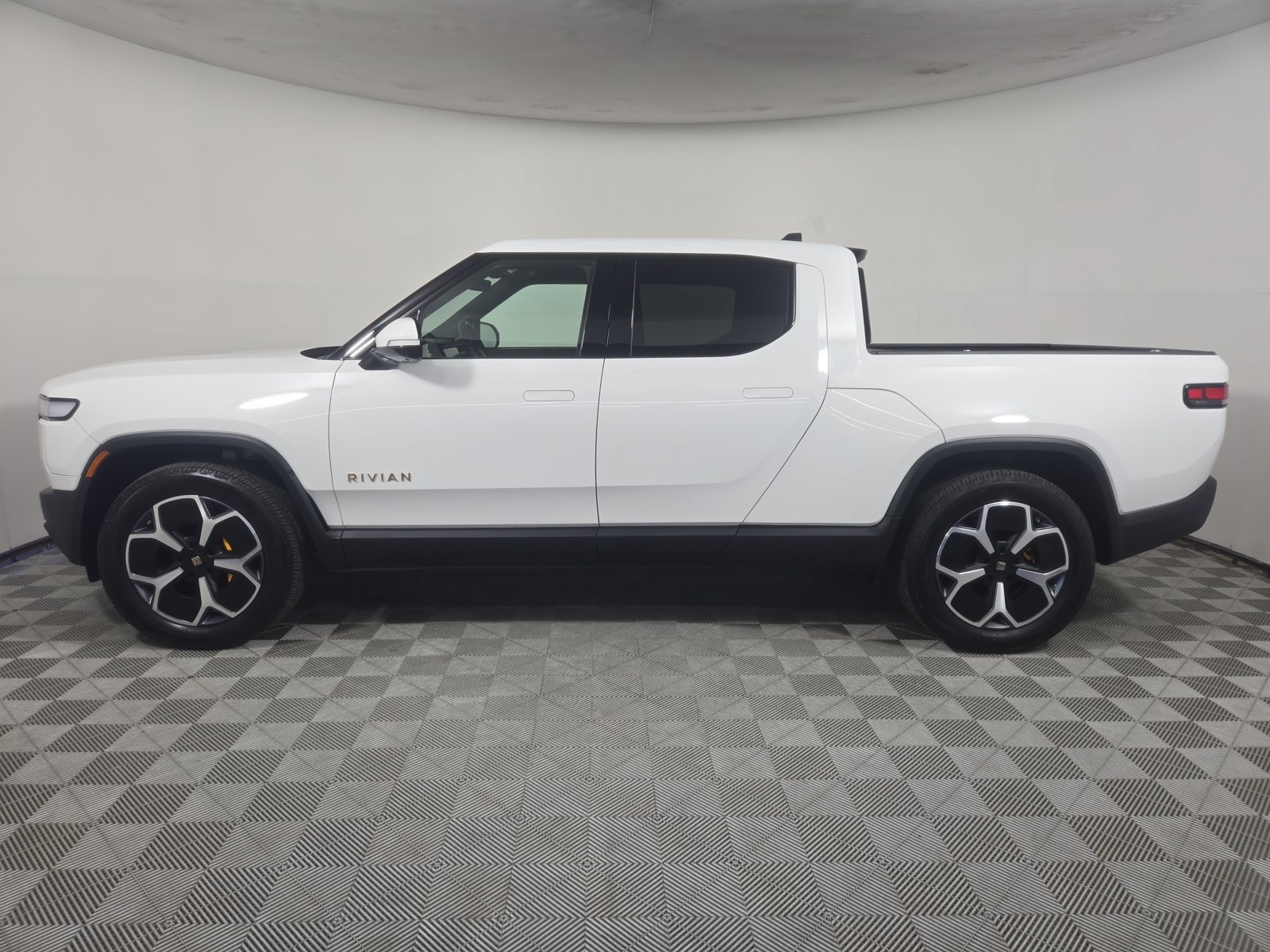 Used 2022 Rivian R1T Adventure AWD/4WD image 2