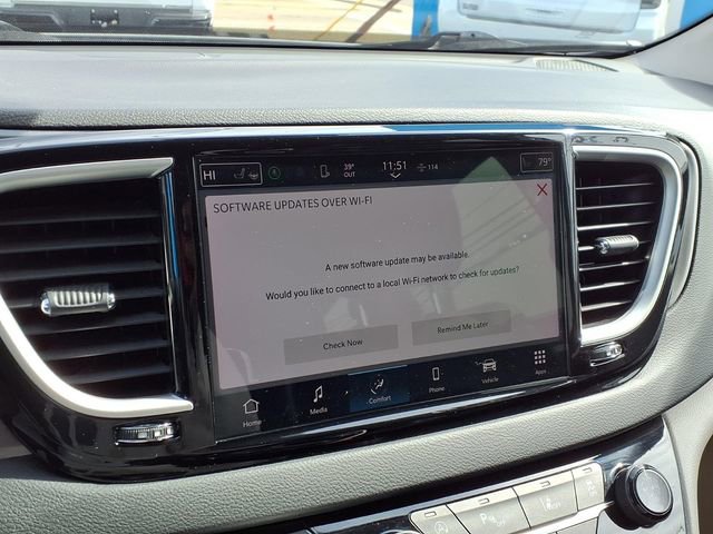 Used 2024 Chrysler Pacifica Touring-L FWD image 8
