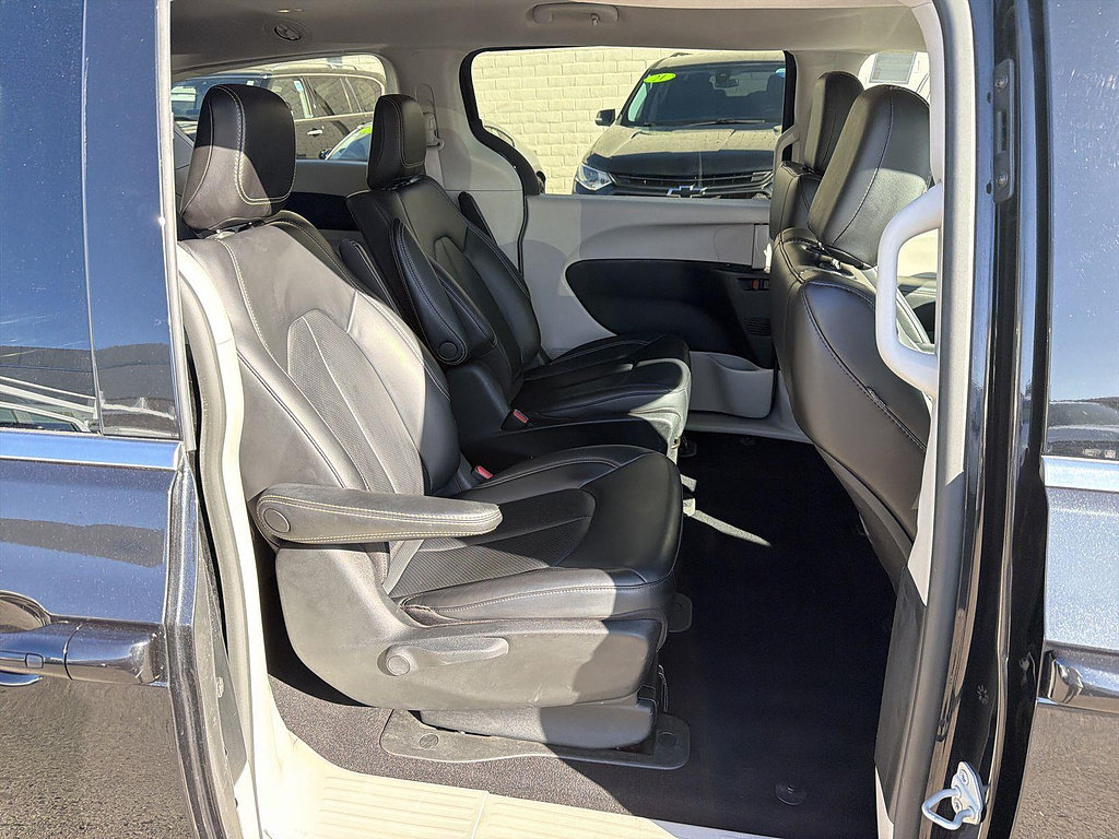 Used 2023 Chrysler Pacifica Touring-L FWD image 25