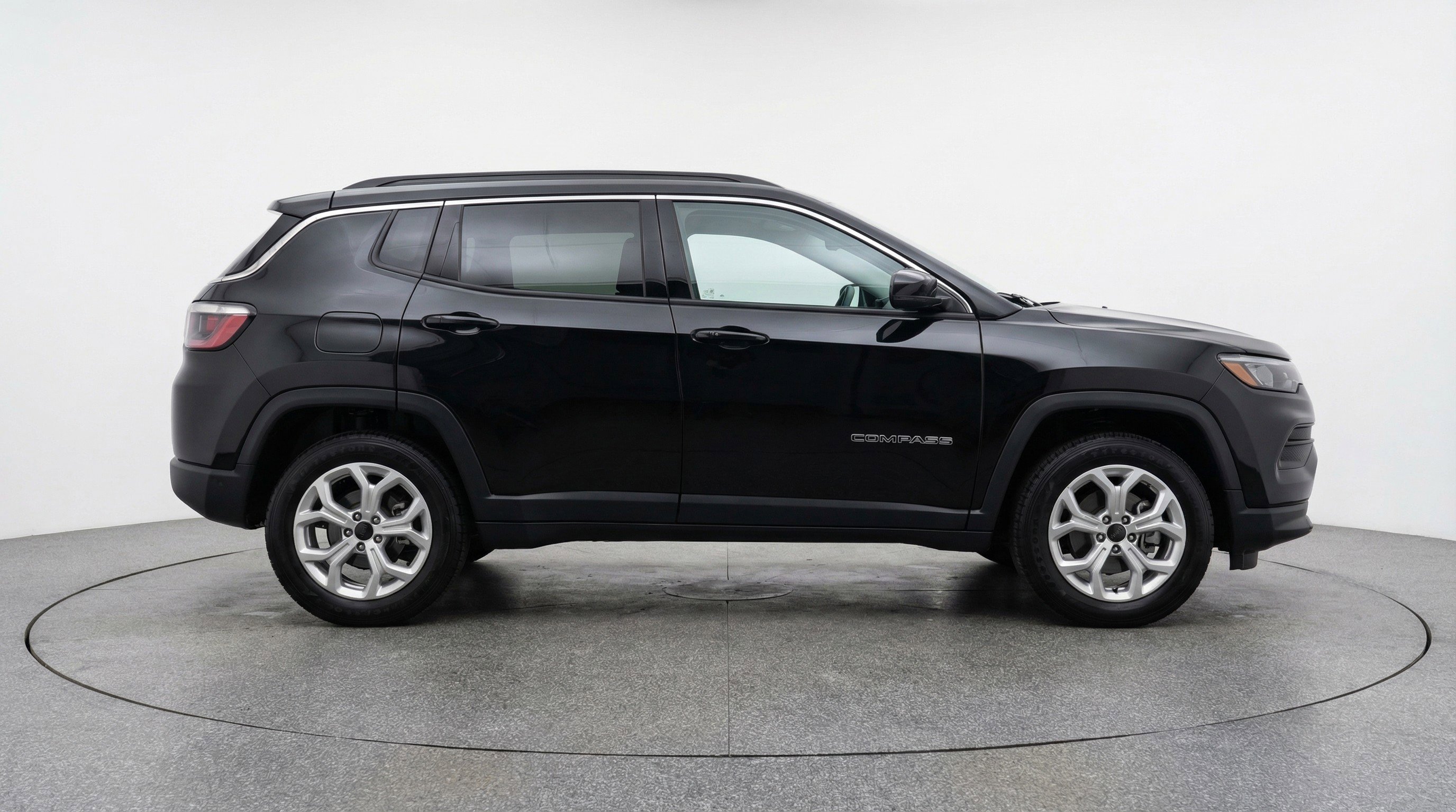 Used 2025 Jeep Compass Latitude image 11