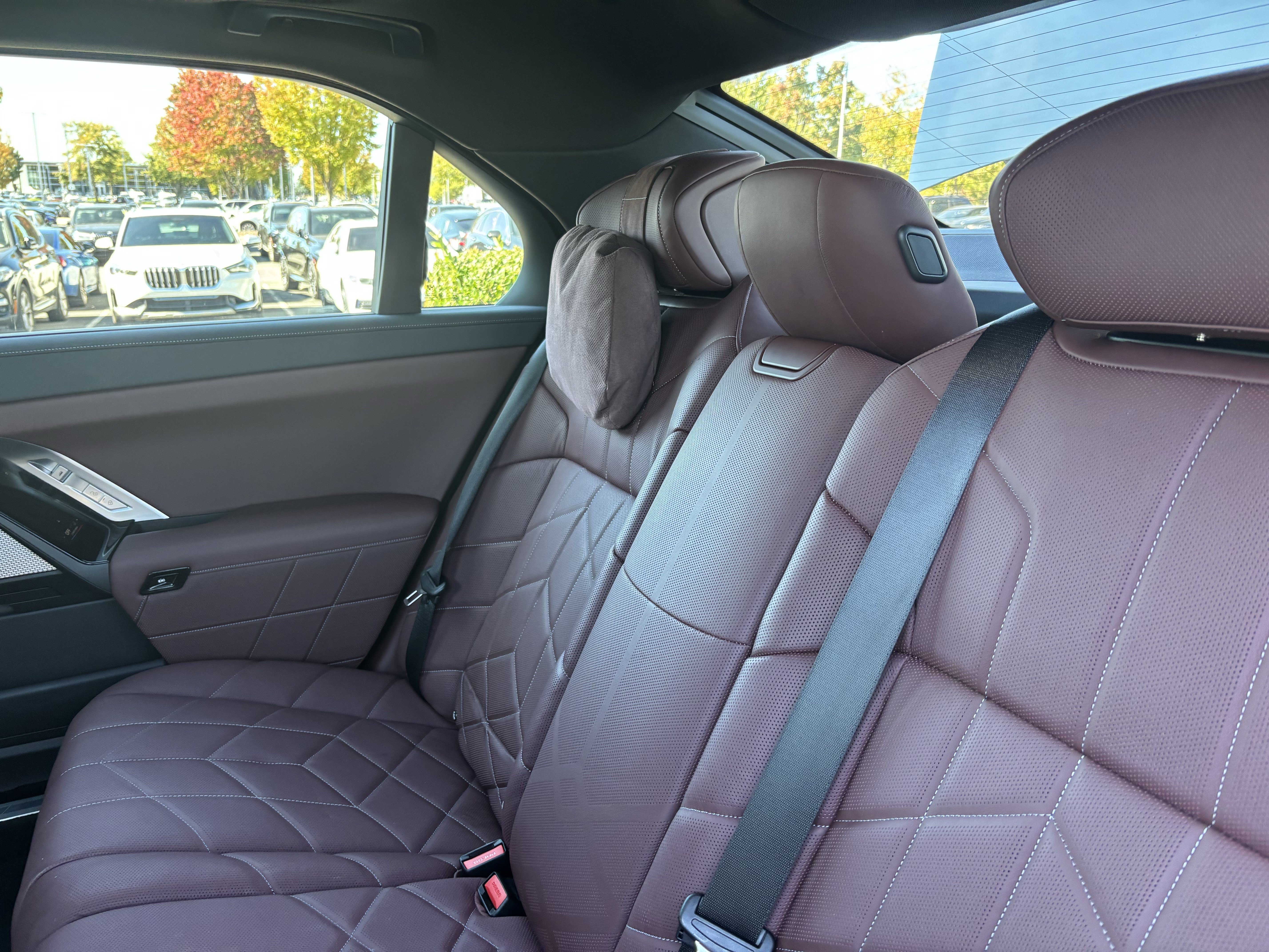 Certified 2024 BMW 750e xDrive w/ Executive Package AWD/4WD image 32