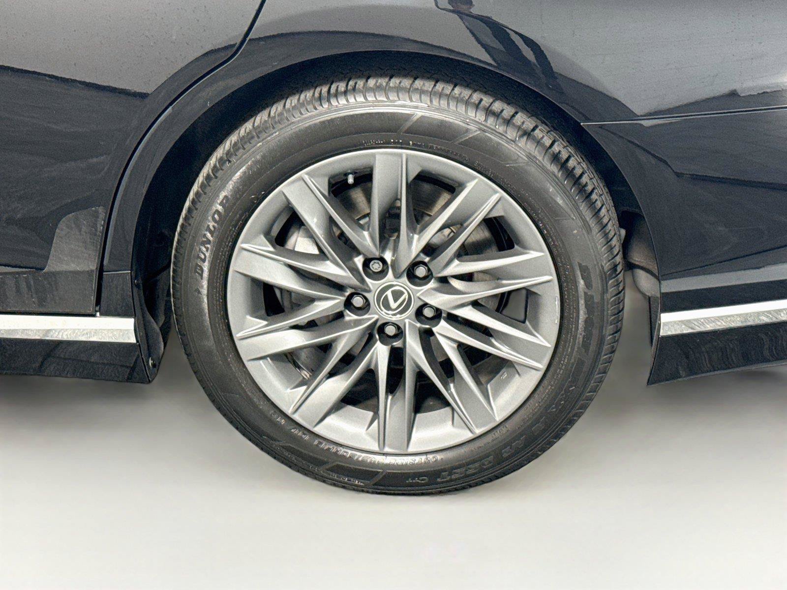 Used 2018 Lexus LS 500 w/ Accessory Package (Z2) RWD image 36