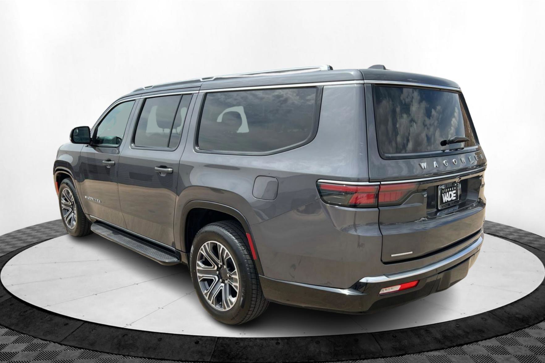 Used 2023 Jeep Wagoneer L Series II image 3