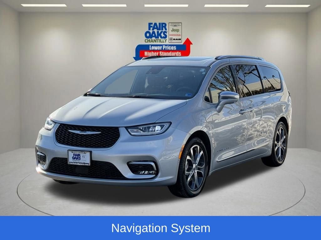 Used 2024 Chrysler Pacifica Pinnacle image 3