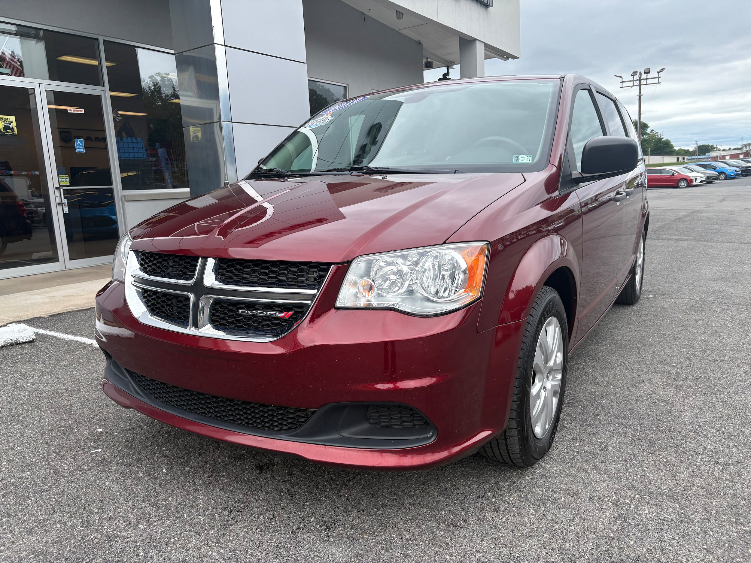 Used 2019 Dodge Grand Caravan SE FWD image 3