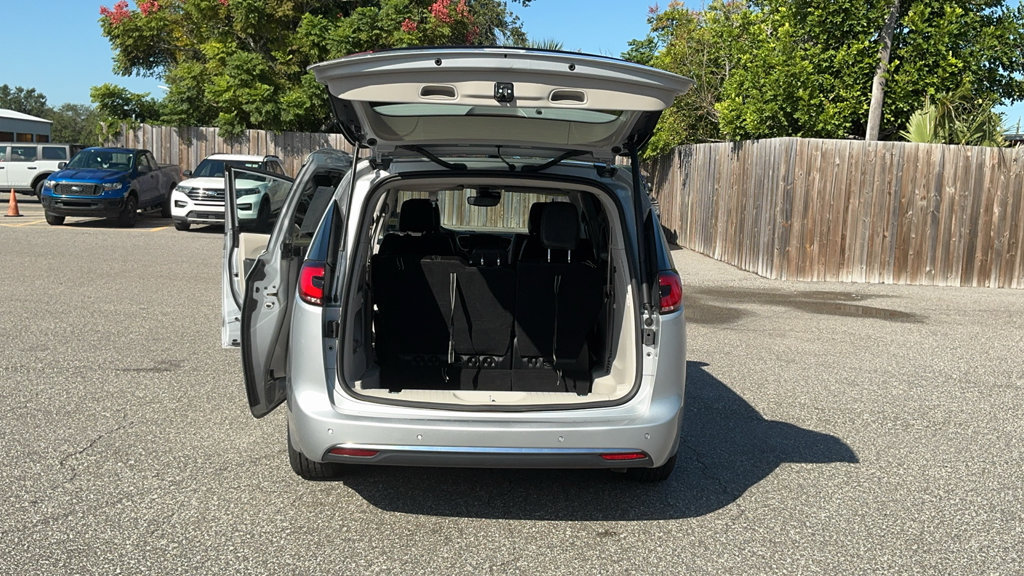 Used 2024 Chrysler Pacifica Touring-L FWD image 33