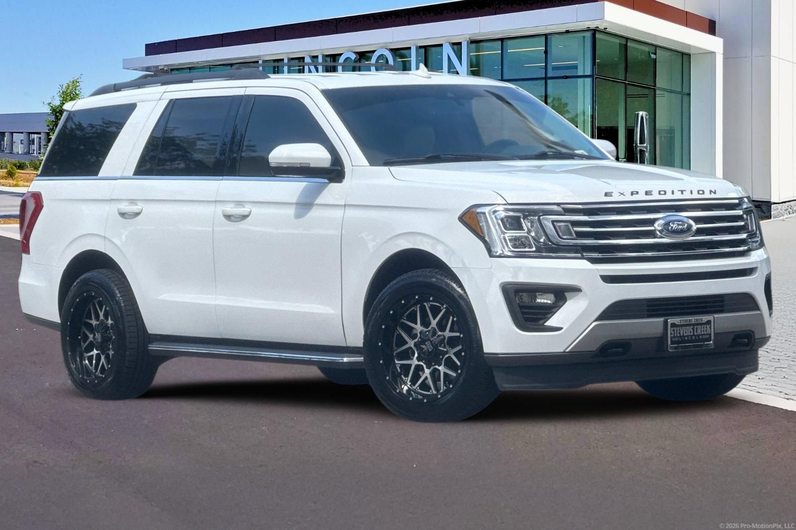 Used 2020 Ford Expedition XLT w/ Equipment Group 202A AWD/4WD image 2